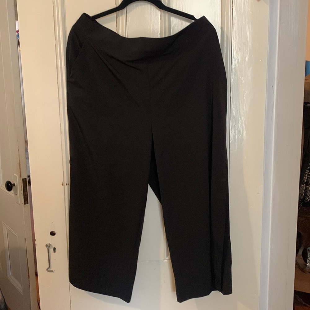 Black activewear cropped trouser lightweight with elastic waist.